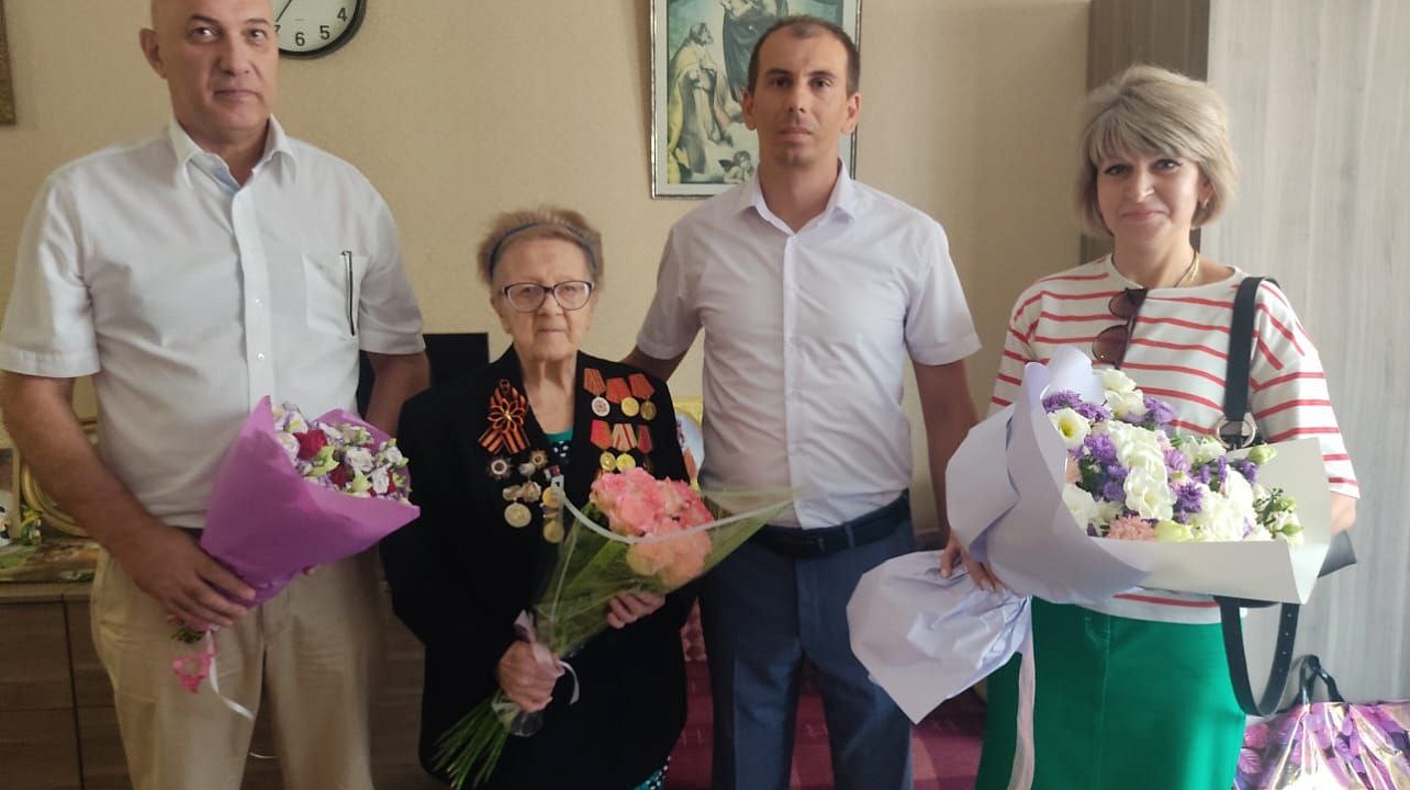 Глава Прикубанского округа Евгений Беликов поздравил с 95-летием ветерана войны Альбину Федоровну Сай