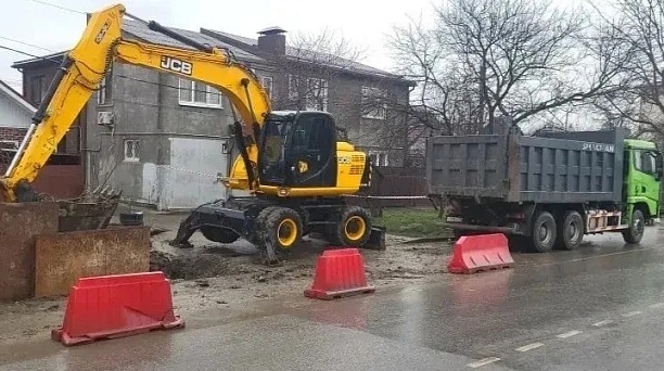 В Краснодаре временно ограничили движение транспорта на участке ул. Садовой для восстановления коллектора 