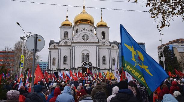 В Краснодаре провели крестный ход в поддержку участников специальной военной операции 