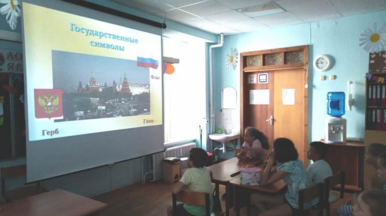 В школах Западного округа отметили День флага России