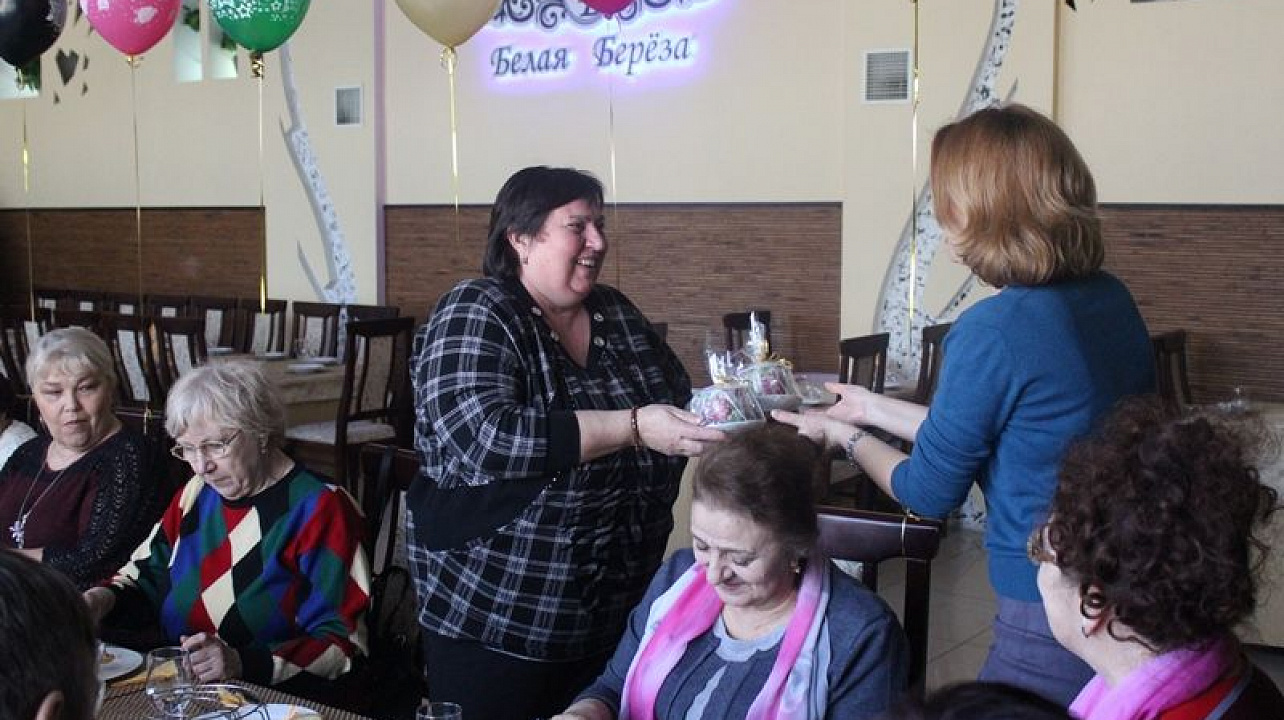 Первый заместитель главы администрации Центрального округа Сергей Громыко поздравил активистов с наступающим Международным женским днем