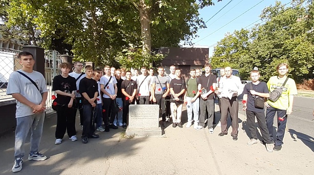 Студенты Карасунского округа возложили цветы к памятнику жертвам террористических актов