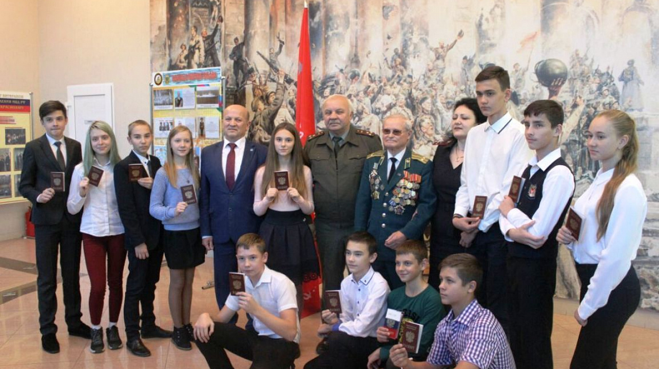 14-летним гражданам Западного округа торжественно вручили паспорта