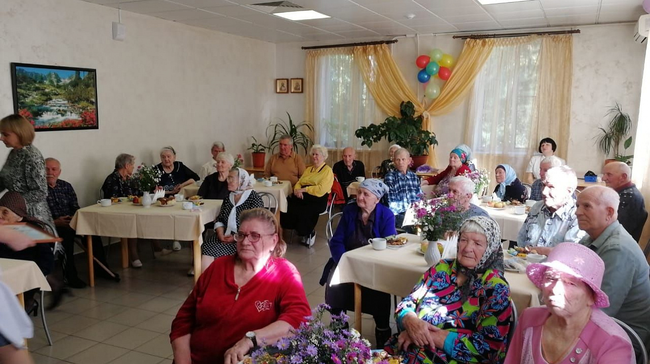 Замглавы Прикубанского округа Роман Бигоцкий поздравил с Днём пожилого человека постояльцев Геронтологического центра