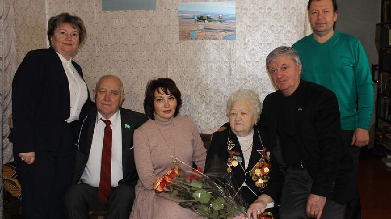 Глава администрации Центрального округа Елена Малова поздравила освободительницу города Краснодара Надежду Сергеевну Самарскую