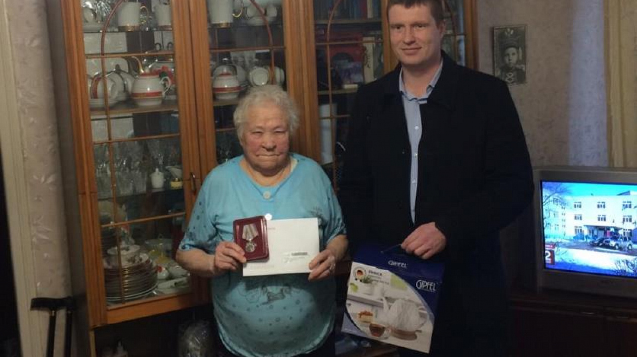 Сотрудники администрации Западного округа поздравили ветерана с юбилеем