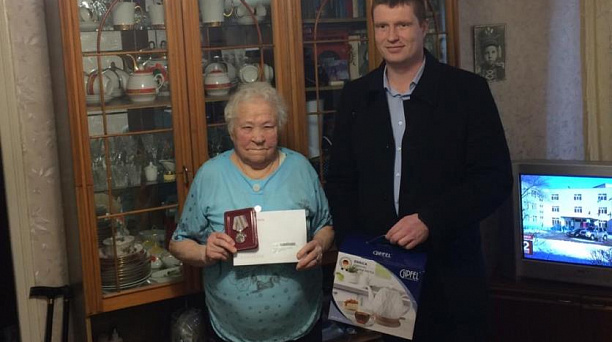 Сотрудники администрации Западного округа поздравили ветерана с юбилеем