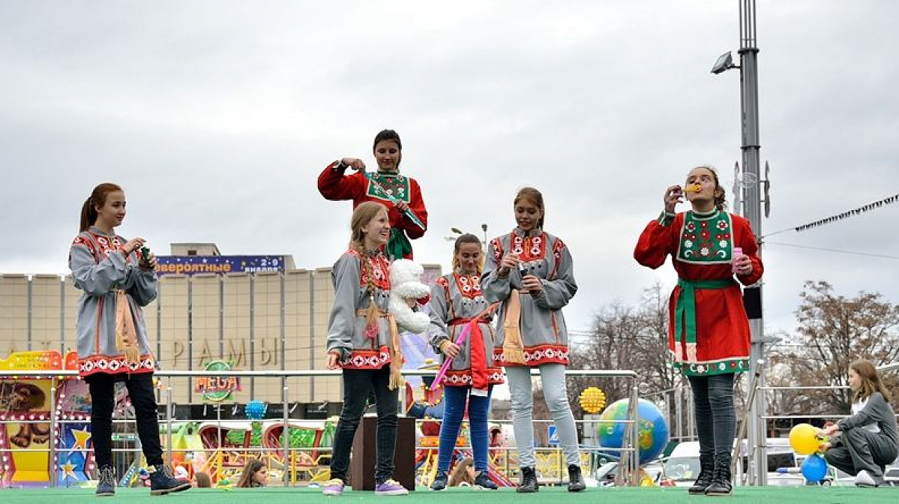 100 юных прикубанцев из Центра детского творчества сделали новогодний подарок горожанам