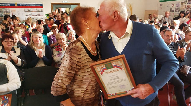 В Прикубанском округе в день города жителю хутора Нового Илье Лаврентьевичу Васильченко подарили автомобиль