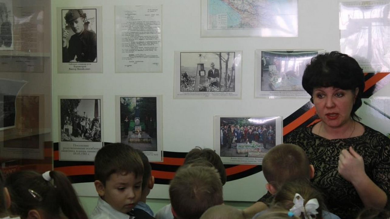 В библиотеке поселка Колосистого проходят экскурсии для юных патриотов