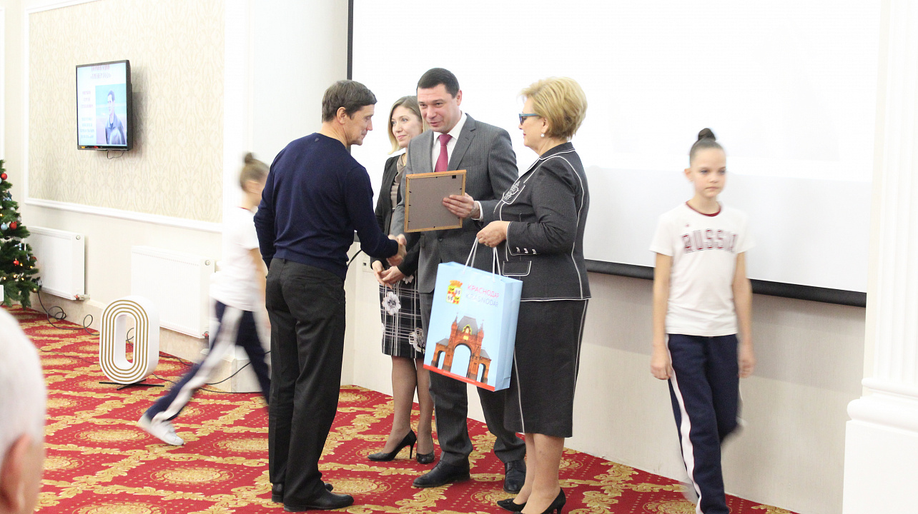 Спортивные итоги года подвели в Краснодаре. Атлетов и тренеров поблагодарил за достижения и поздравил с наступающим 2018 годом мэр Евгений Первышов. Часть 1.