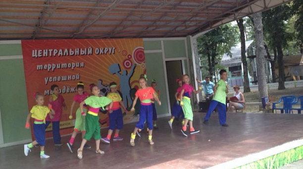 В Центральном округе прошел праздник «Школьный звонок зовет на урок!», посвященный Дню знаний.