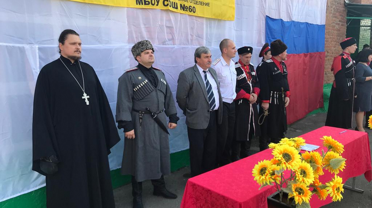 В школе № 60 состоялась торжественная церемония посвящения в атаманы школы