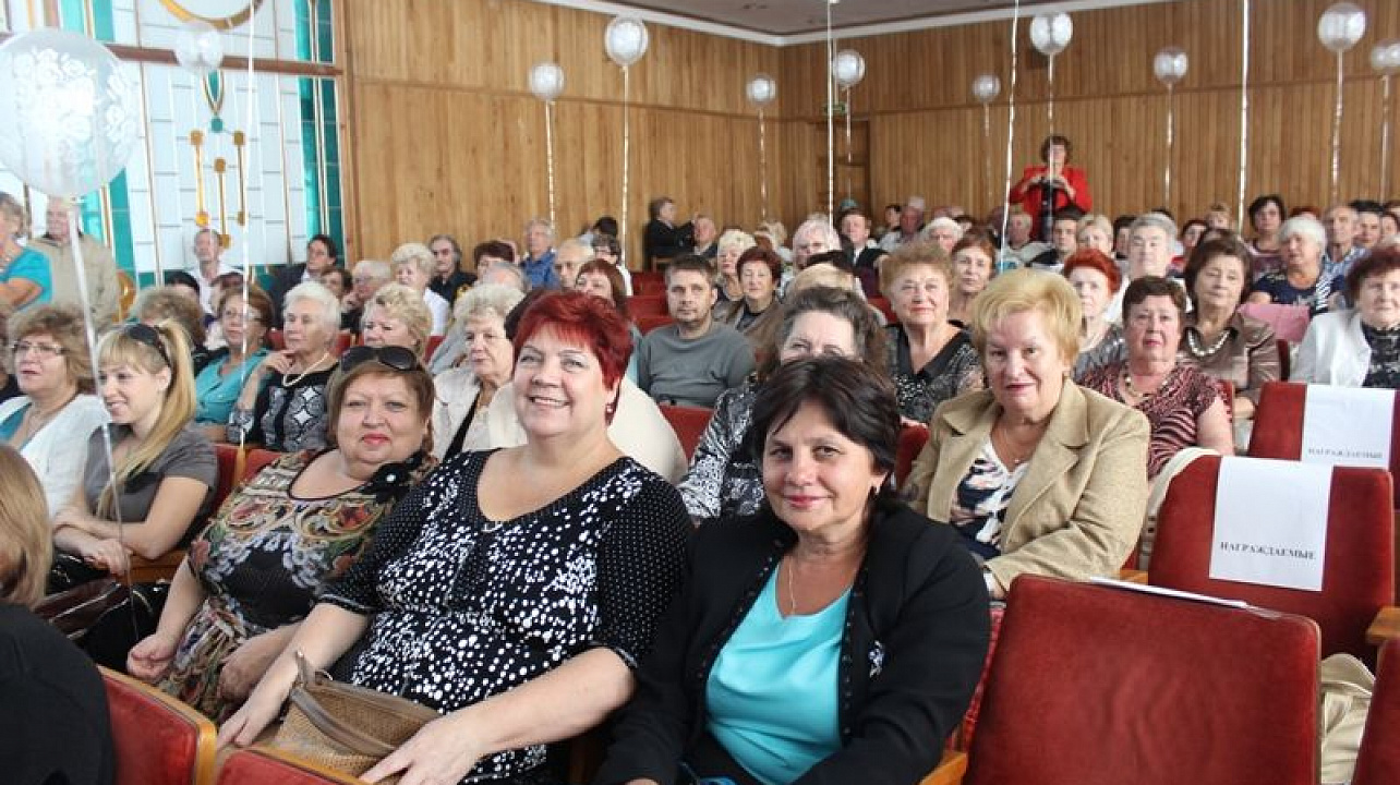 Глава города Краснодара Владимир Евланов поздравил общественников Центрального округа с Днем пожилого человека