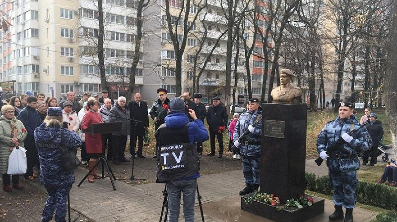 28 ноября состоялось открытие бюста Герою РФ Аверкиеву Александру.jpg