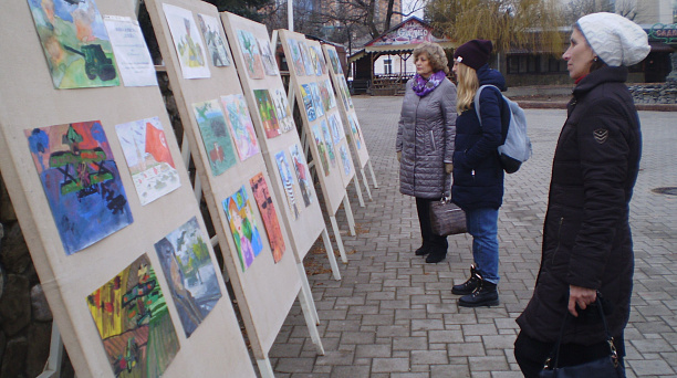 В парке Городской сад состоялась выставка детских рисунков