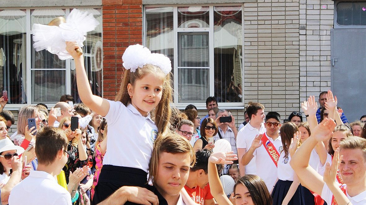 В школах Западного округа прозвенел последний звонок