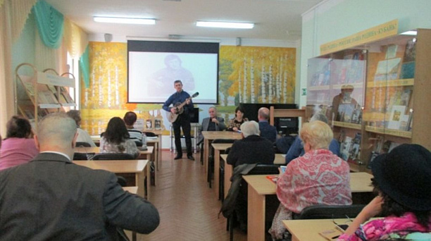 В библиотеке им. Н. К. Крупской состоялся просмотр фрагментов концерта-спектакля «Наш Высоцкий».