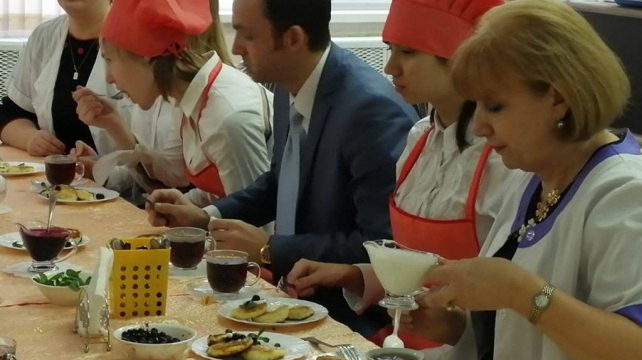 В школе № 101 прошел «завтрак для папы»