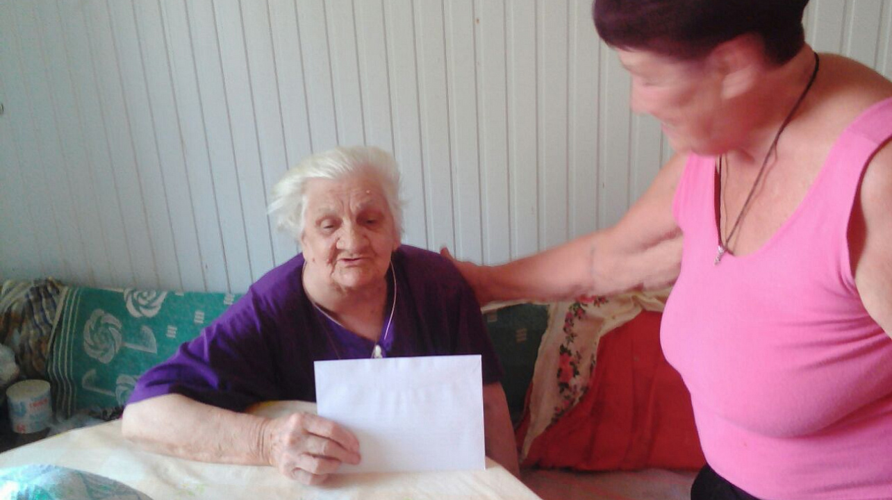 Жительницу Лазурного поздравили с 90-летием