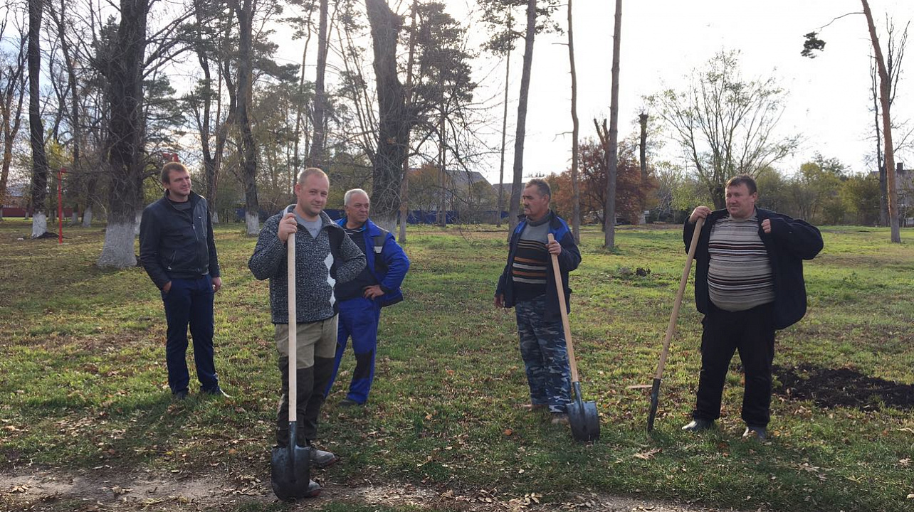 Жители Лазурного устроили субботник