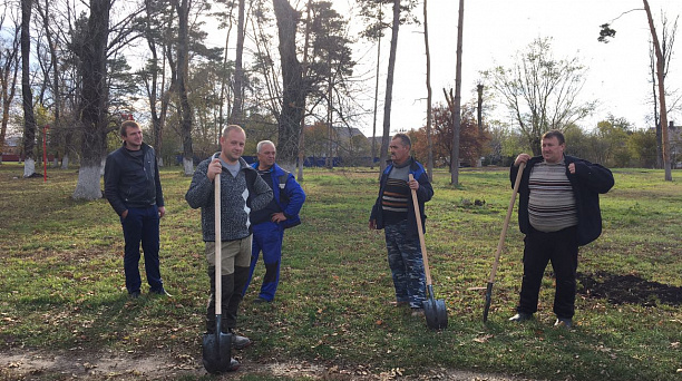 Жители Лазурного устроили субботник