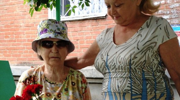 Представители администрации посетили жительницу Славянского микрорайона, вдову Героя Советского Союза