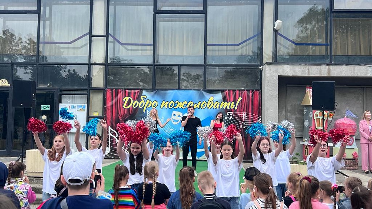 Чудесный детский праздник сегодня прошел в сквере имени Толстого в Славянском микрорайоне 