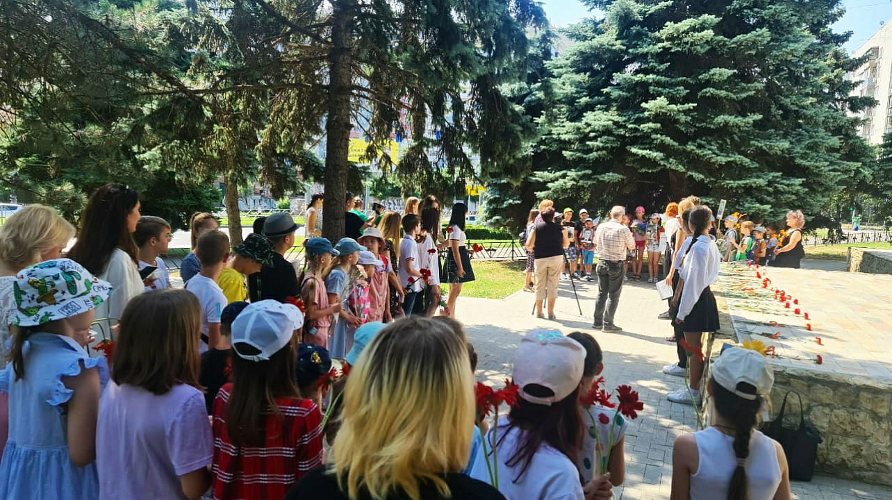 Сегодня на всей территории Прикубанского округа прошли памятно-мемориальные мероприятия, приуроченные ко Дню памяти и скорби. 