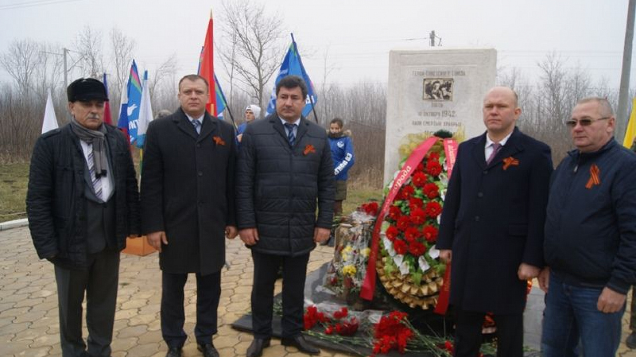 Делегация Западного округа приняла участие в митинге у мемориала Братьям Игнатовым