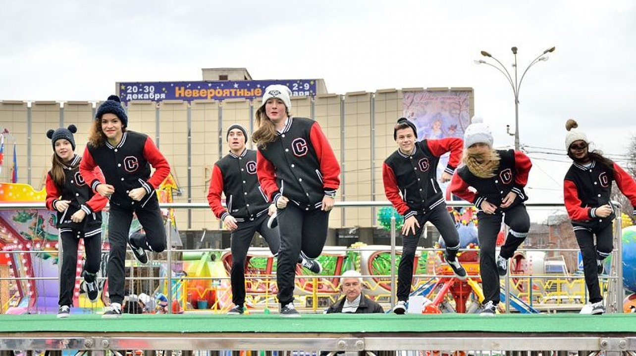 100 юных прикубанцев из Центра детского творчества сделали новогодний подарок горожанам