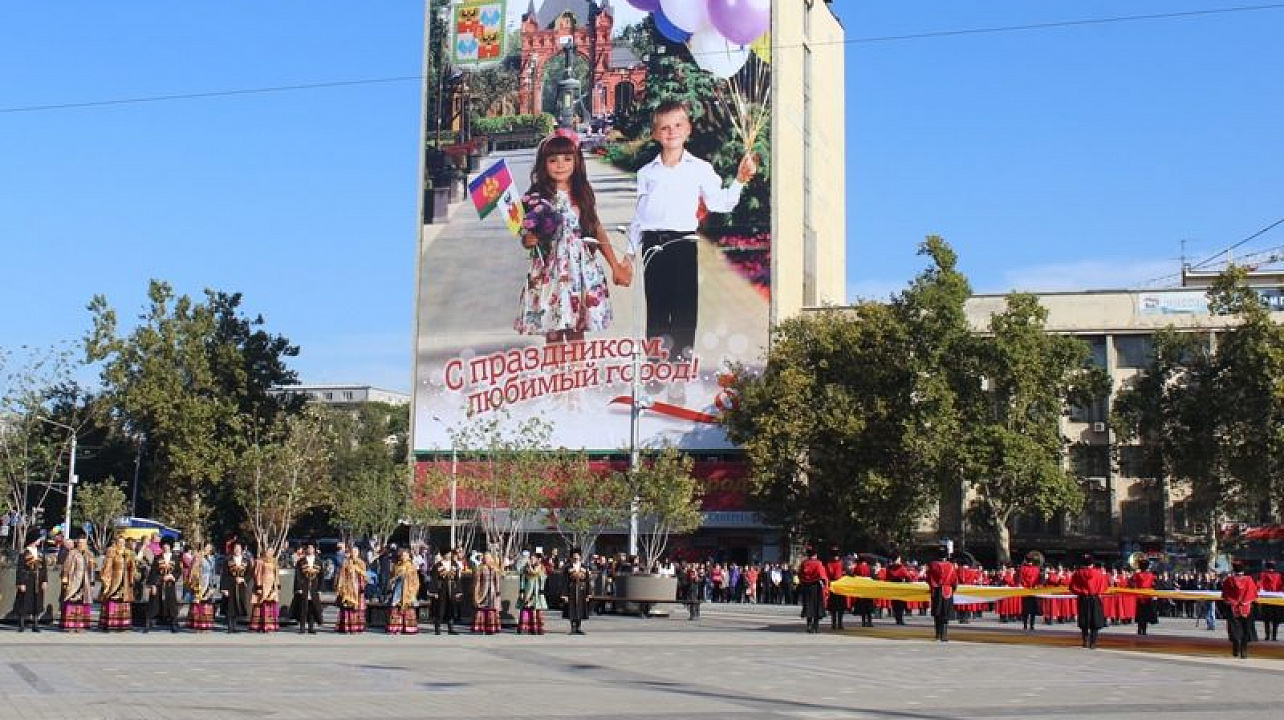 Жители Центрального округа приняли участие в торжественной церемонии поднятия флага