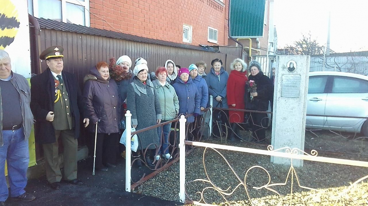 В День Героев Отечества глава администрации Прикубанского округа Александр Журавлев возложил цветы у памятника Александру Покрышкину