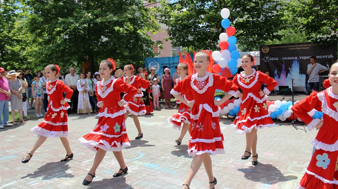 Свой восьмидесятилетний Юбилей Западный округ отметил праздничным мероприятием на Бульваре Платановом