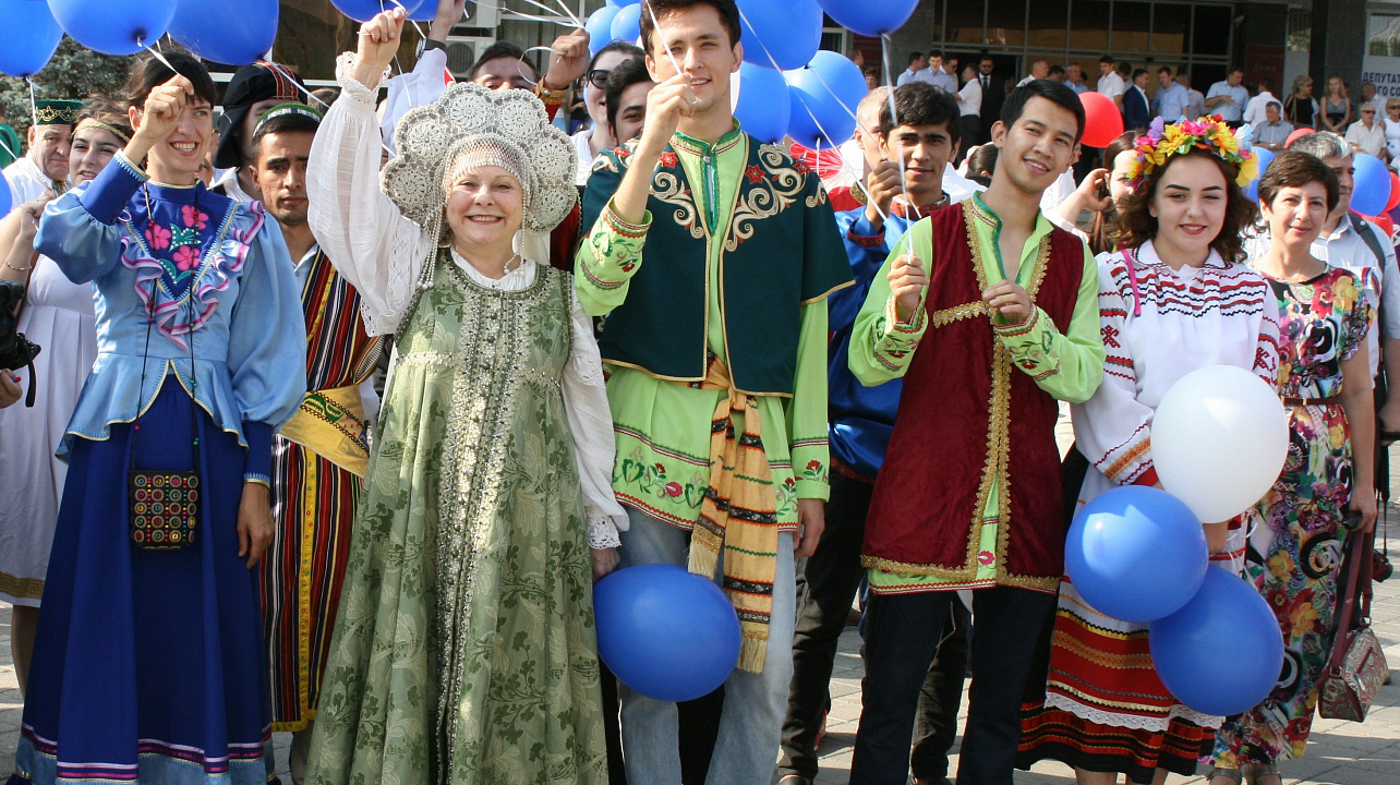 Центр национальных культур принял участие в праздновании Дня Государственного флага.JPG