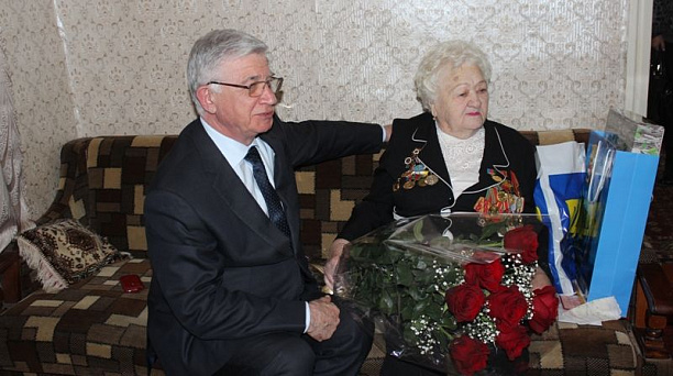 Глава Краснодара Владимир Евланов вручил освободительнице краевого центра Надеждt Самарской памятную медаль «За заслуги»