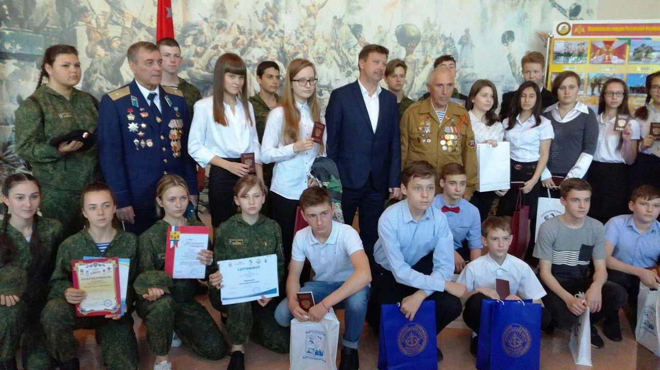 Четырнадцати летним гражданам Западного округа торжественно вручили паспорта