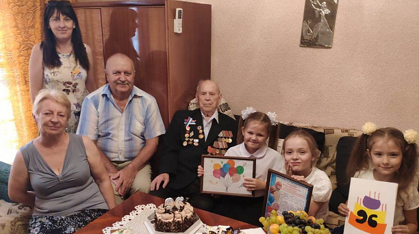 Тимуровцы из школ №66 и 23 навестили ветерана войны Михаила Гузеева и помогли ему в домашних делах