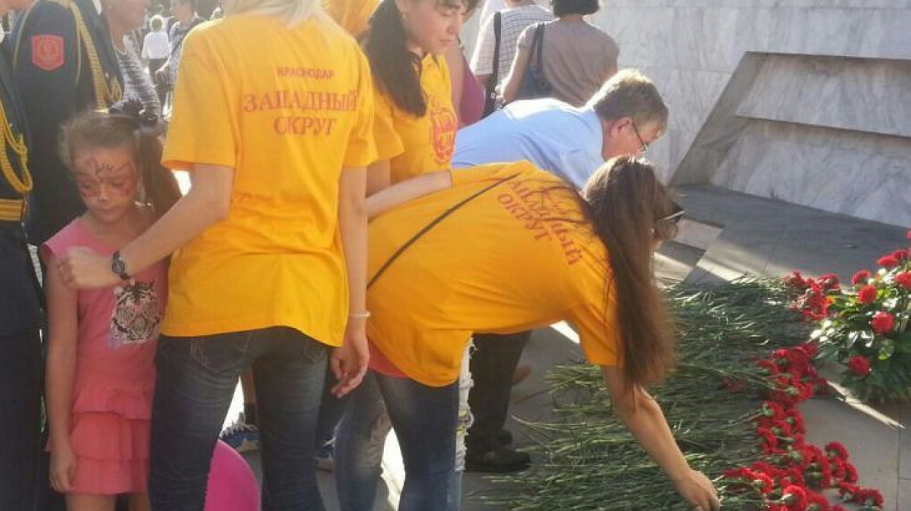 В День города молодежный Совет Западного округа провел акцию «Цветы у обелисков»