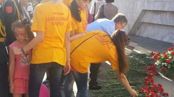 В День города молодежный Совет Западного округа провел акцию «Цветы у обелисков»