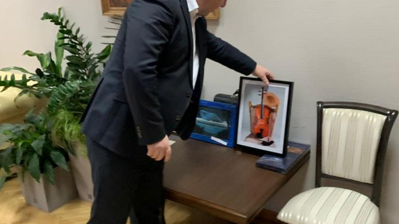 Представители благотворительной организации  «Край милосердия» преподнесли главе Западного  округа картину