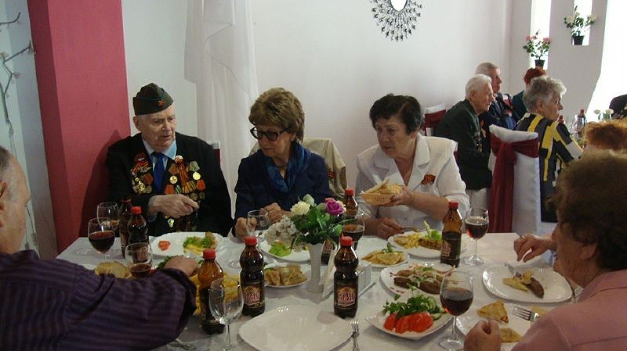 Для ветеранов Великой Отечественной войны Центрального округа праздничное чаепитие устроила редакция газеты «АиФ-Юг»