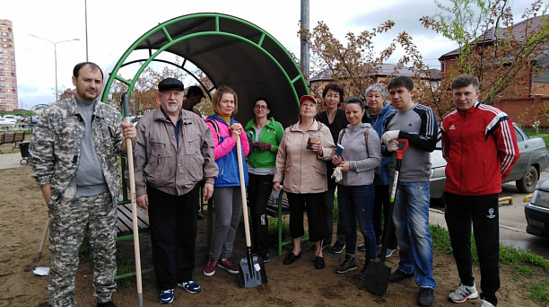 На Домбайской высадили 23 дерева