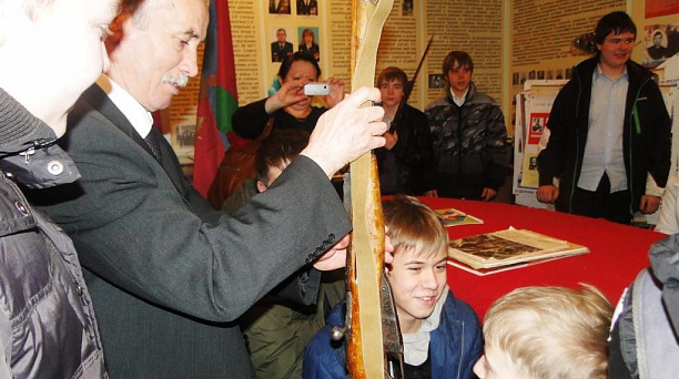 Учащихся прикубанской гимназии №18 познакомили с оружием времен Великой Отечественной