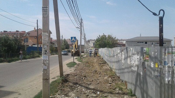 В «Музыкальном» микрорайоне Краснодара началось строительство нового тротуара по ул. Гомельской
