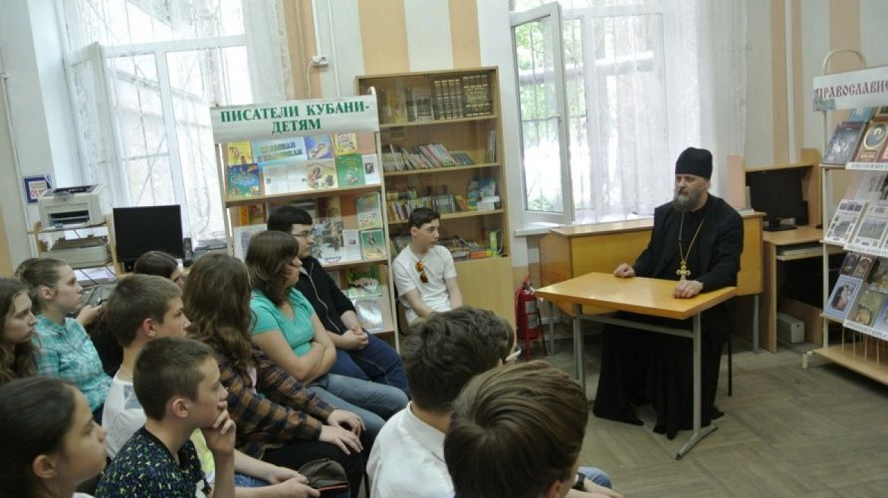 В Западном округе состоялась встреча ребят Западного округа с настоятелем храма великомученика и целителя Пантелеимона