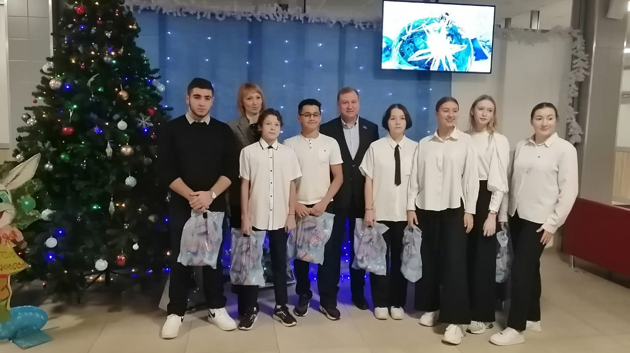 Светлана Ангальт и Алексей Бузмаков приняли участие в церемонии награждения одаренных учащихся школ избирательного округа №8