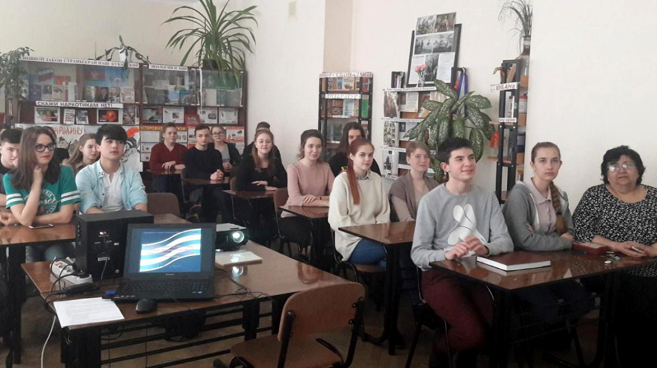 В библиотеке Краснодарского торгово-экономического колледжа прошла слайд — экскурсия «Когда цветут камни…»