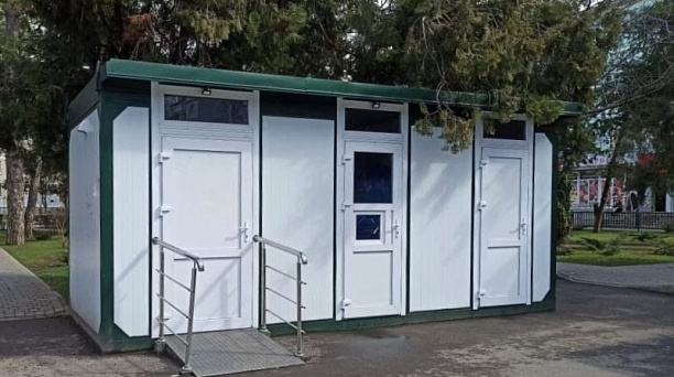 В парках и скверах Краснодара установят пять новых туалетов