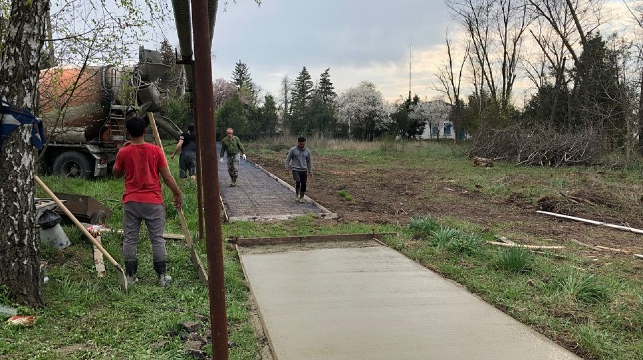 Жители учхоза «Кубань» своими силами построили тротуар